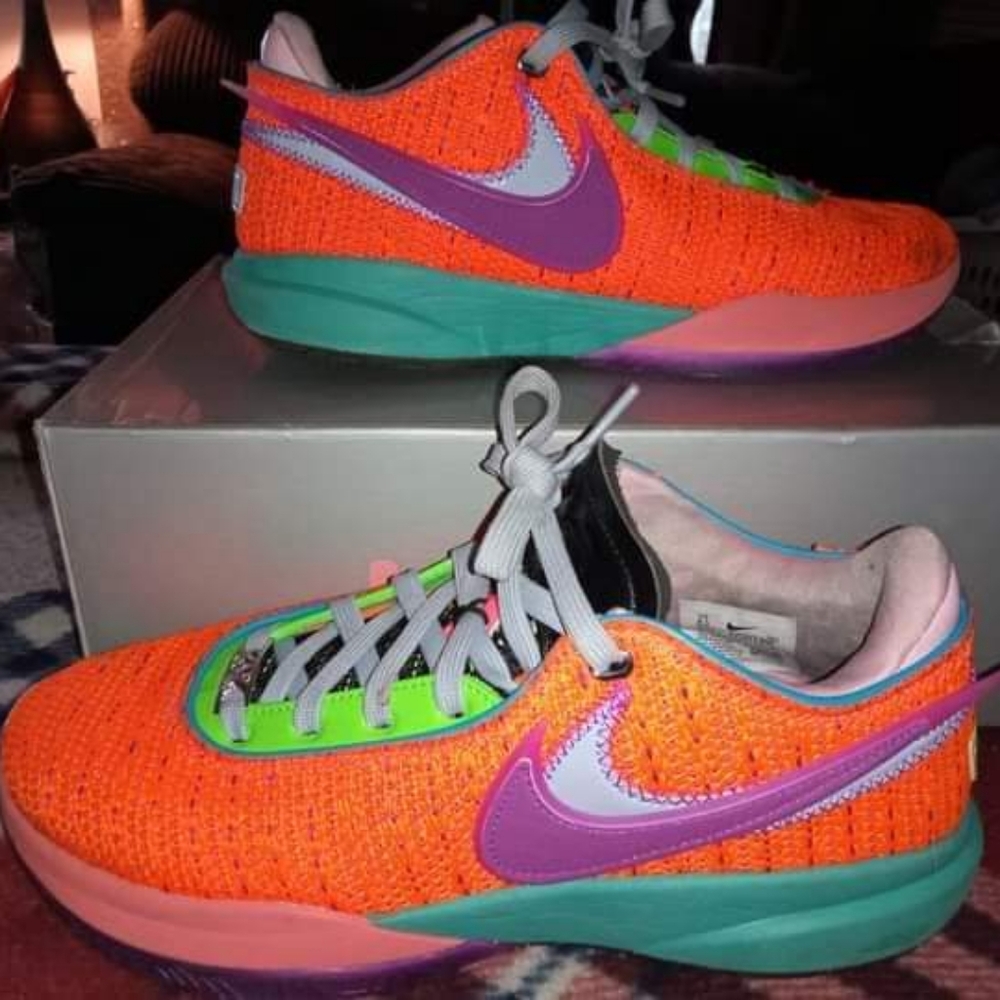Nike LEBRON XX